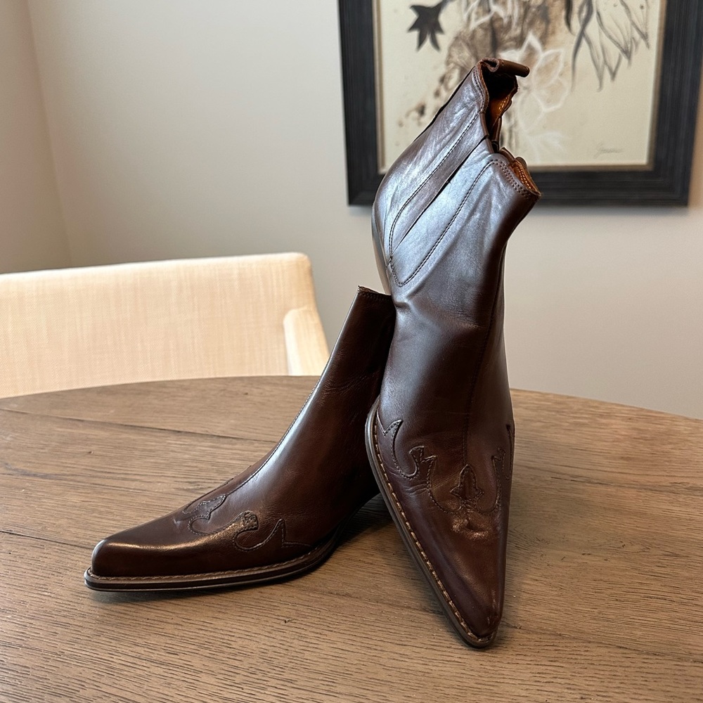 Beautiful leather pointed toe fashion boot. Navy Boot brand, Italian made. Sz 40